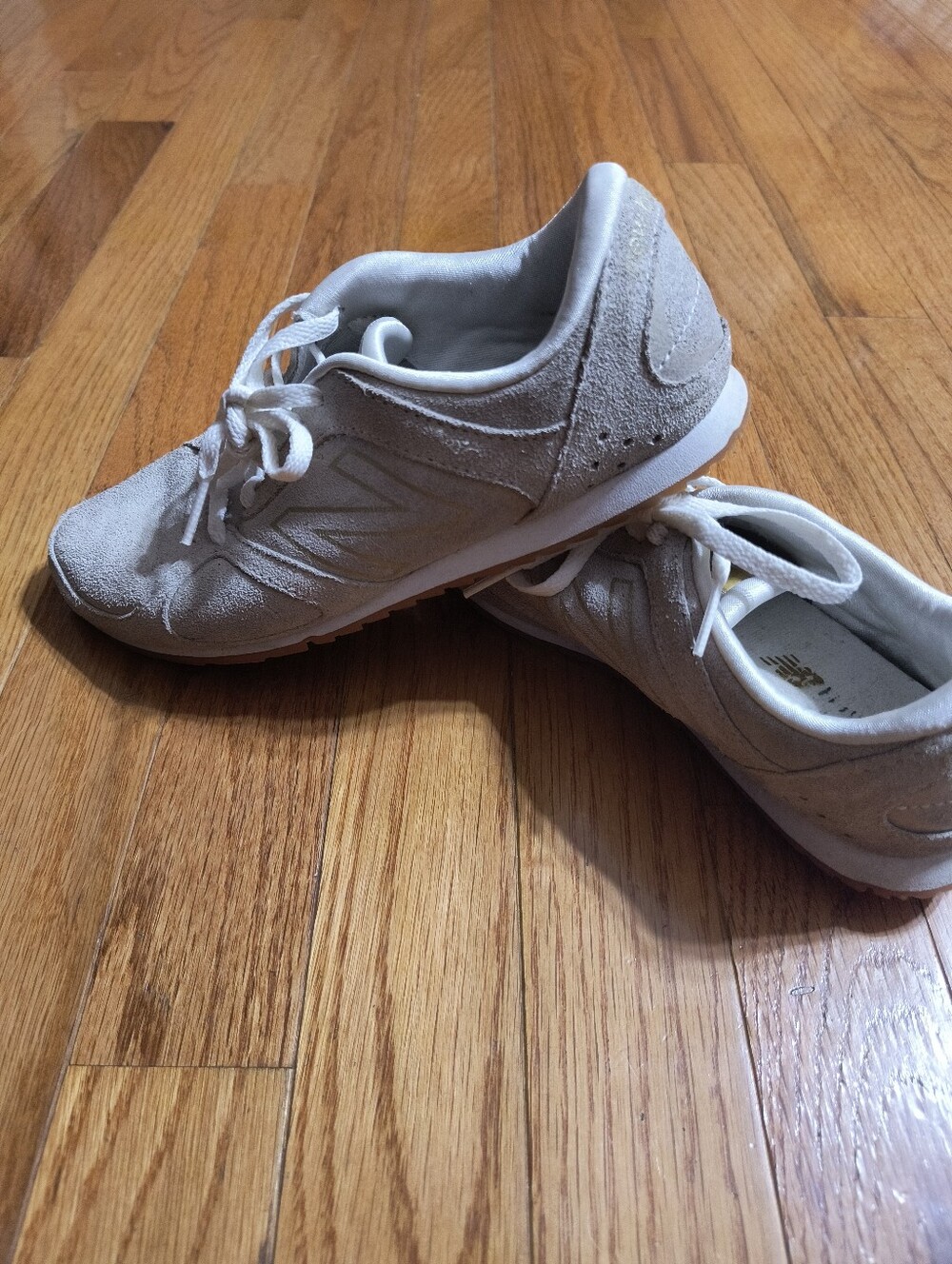 New Balance casual running shoe, women's 6, gray/off-white